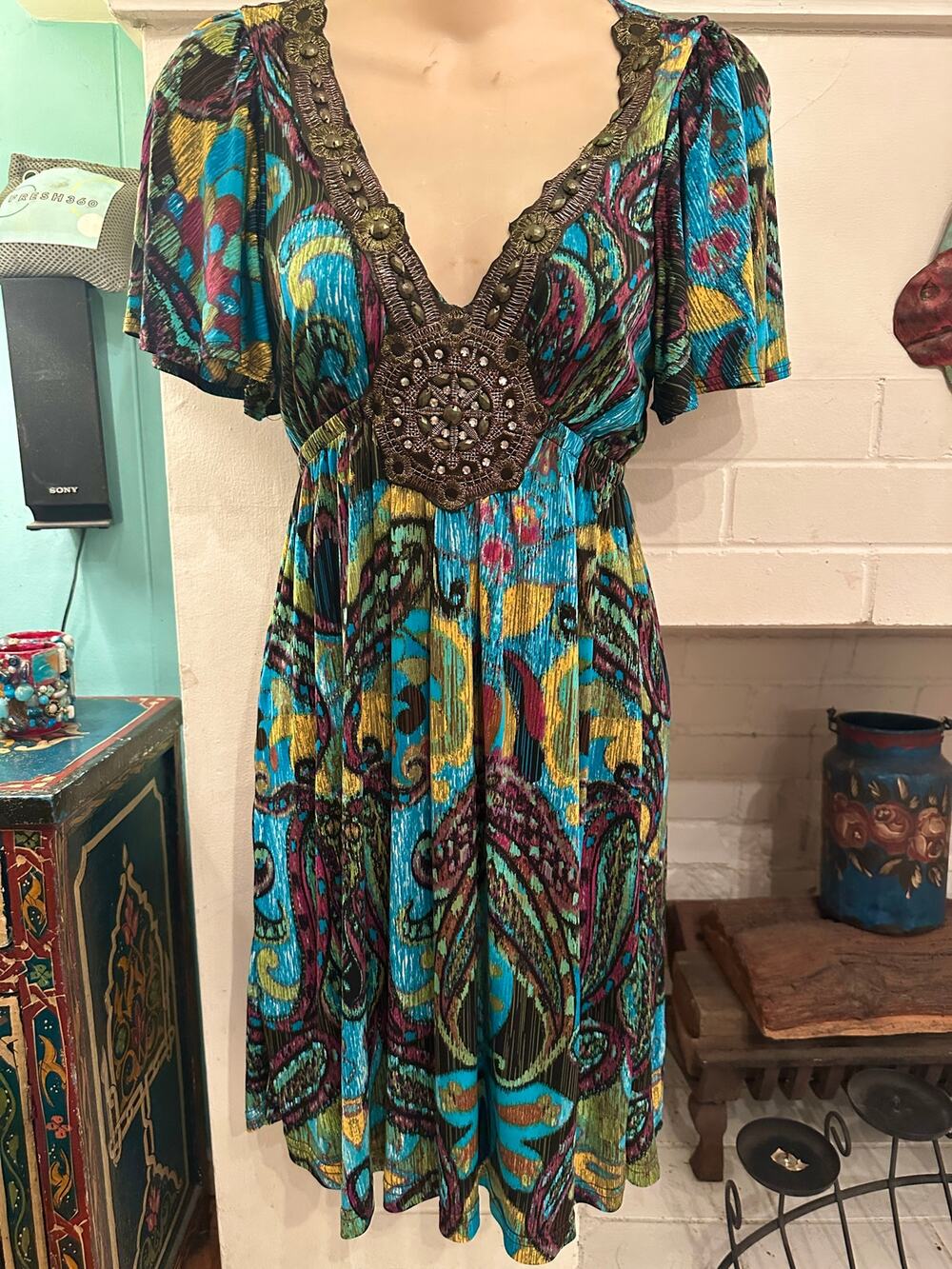 VINTAGE UNWORN TURQUOISE PAISLEY PRINT DRESS W/MEDALLION NECKLINE S
